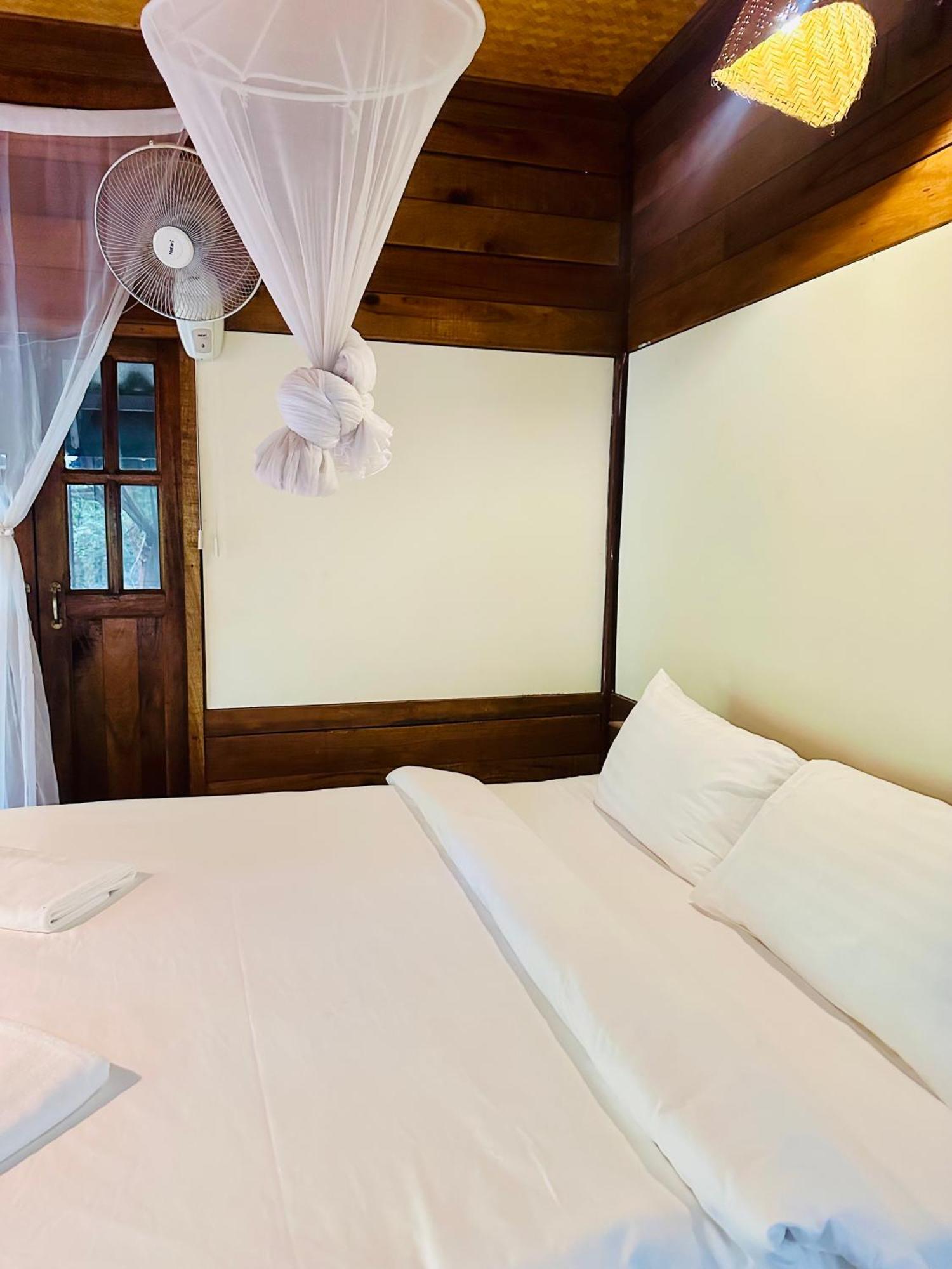 Bambu Huts Hotel บ้านใต้ ภายนอก รูปภาพ